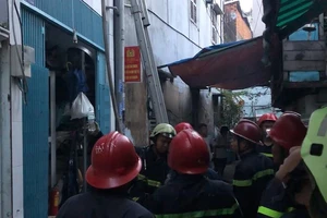 Căn nhà 2 tầng cháy dữ dội ở trung tâm quận 1