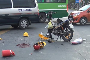 Tông xe máy vào xe cấp cứu, 2 thanh niên nguy kịch