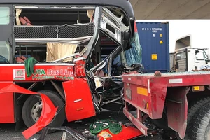 Xe khách lao vào đuôi container ở Thủ Đức, 1 người chết