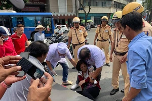 Quận 1: CSGT phối hợp cứu người gặp tai nạn