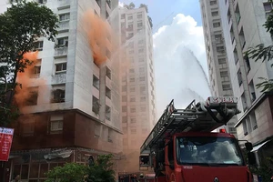 Cảnh sát chỉ cách tự cứu khi cháy chung cư