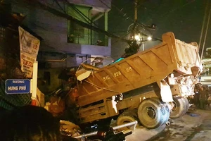 Xe ben tông sập nhà ở cầu Chánh Hưng, nhiều người thoát chết