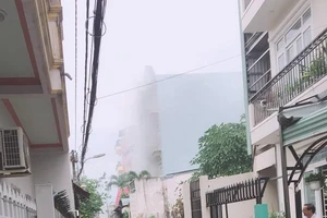 Cháy nhà 3 tầng ở quận 12, giao thông ùn tắc
