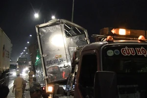 Xe chở nước đóng bình lật nhào trên quốc lộ, giao thông ùn ứ