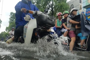 Mưa lớn, nhiều tuyến đường ngập nặng ngày cuối tuần