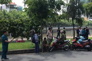 Một người nhảy kênh Nhiêu Lộc sau khi đi khám bệnh