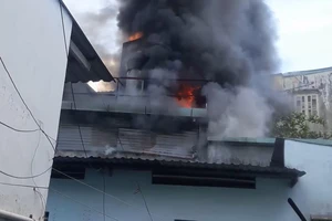 Cháy cơ sở ráp đồng hồ treo tường, khu dân cư náo loạn