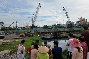 Thi thể 1 phụ nữ dưới kênh nước đen ở Bình Tân