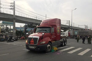 Cụ ông 70 tuổi làm bảo vệ bị container cán chết khi đạp xe về