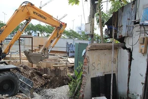 Sụt lún công trình kênh Tàu Hủ - Bến Nghé, một nhà dân sơ tán