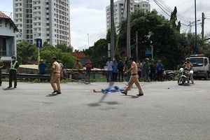 Container cán chết người phụ nữ ở vòng xoay Mỹ Thủy