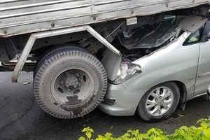 Tông liên hoàn ở Bình Tân, xe bảy chỗ lọt vào đuôi ô tô tải