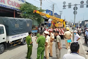 Va chạm với xe ba gác, người đàn ông bị xe khách cán chết