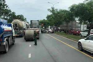 Cuộn thép 20 tấn lao trúng xe 4 chỗ trên đường Nguyễn Văn Linh