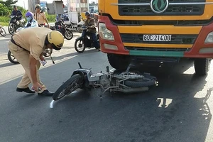 Vượt trước đầu xe bồn, người đàn ông bị cuốn vào gầm