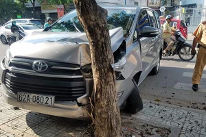 Ô tô tông xe máy, lao vào cột điện ở Gò Vấp