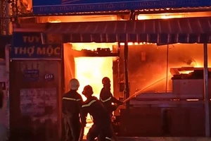 Cháy lớn tại công ty nội thất cao cấp ở quận 12