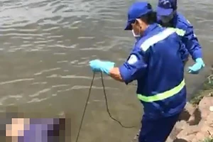 Thi thể 1 người đàn ông trôi trên sông Sài Gòn