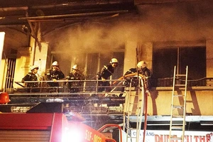 Xe chữa cháy vừa rời đi thì đám cháy ở quận 5 bùng phát lại