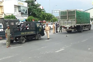 Nam thanh niên mặc đồ Go-Viet bị xe chở gà cán tử vong