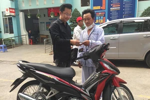 Chú xe ôm bị cướp cắt cổ ở Thủ Đức được tặng xe máy