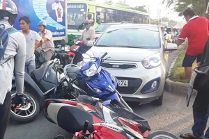 Tông 6 xe máy dừng đèn đỏ, người đàn ông đền ngay 11 triệu