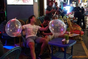 Tịch thu cả tạ bình 'khí cười’ ở phố Tây TP.HCM