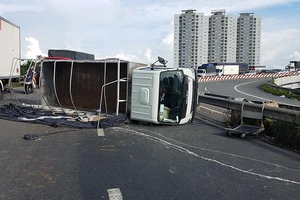 Xe tải chở dung dịch thuốc y tế lật, tài xế bị thương