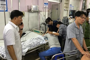 Chơi đùa ở bãi đất trống, 2 bé trai bị điện giật tử vong