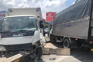 Xe tải tông dải phân cách, 1 phụ nữ đi xe máy gãy chân