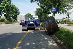 Khiếp vía vì 2 cuộn thép hàng chục tấn văng xuống đường