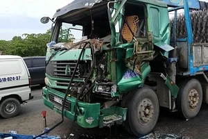 Tai nạn trên đường dẫn cao tốc, tài xế kẹt cứng trong cabin