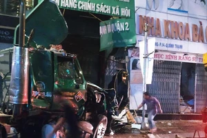 Xe container lao vào ngân hàng, nhà dân ở Bình Thạnh