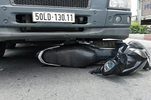 Xe tải cuốn 2 người phụ nữ và bé vài tháng tuổi vào gầm