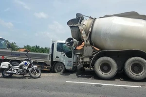 Xe bồn dừng trên đường để sửa chữa, bị ô tô tải tông vào