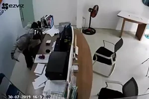 Cướp xông vào 1 đại lý Viettel bắt nữ nhân viên chuyển tiền