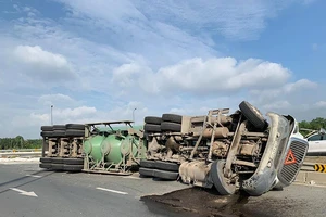 Lật xe bồn, rớt thùng container khiến giao thông hỗn loạn