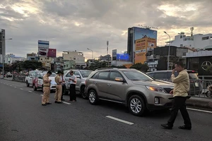 Cầu vượt Hàng Xanh bị phong tỏa vì ô tô tông liên hoàn