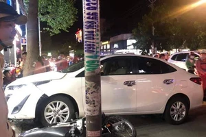 1 phụ nữ lái ô tô tông văng 2 xe máy ở Gò Vấp