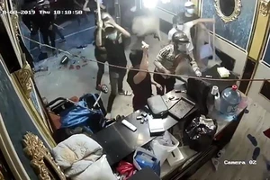 Côn đồ xông vào nhà hàng ở trung tâm thành phố đập phá
