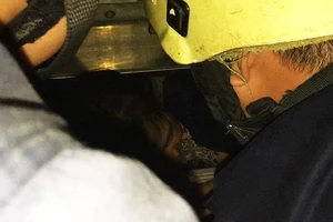 Bé trai 8 tháng tuổi mắc kẹt trong thang máy nhà dân ở Gò Vấp