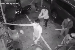Bình Thạnh: Xông vào nhà hỗn chiến vì xe máy chắn lối ô tô