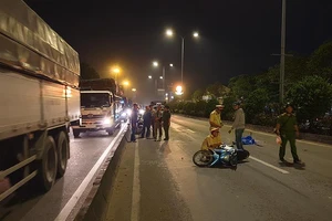 Chạy xe máy vào làn ô tô, người đàn ông chết thảm