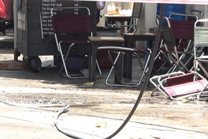 Ngồi uống cà phê, người đàn ông bị dây điện rơi giật chết