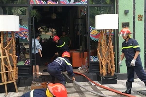Cháy quán cà phê ở quận 3, khách tháo chạy hoảng loạn