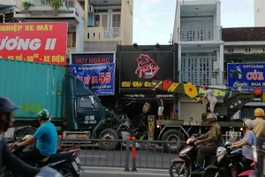 Container lao vào 2 cửa hàng ở Phú Nhuận lúc rạng sáng