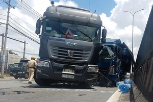 Ô tô tải tông xe đầu kéo, tài xế và phụ xe kêu cứu 