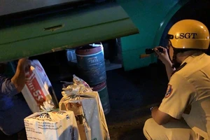 Dùng xe buýt hoán cải để chở thuốc lá lậu ở TP.HCM