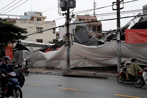 Mưa gió lớn quật ngã bạt che quán ăn ở Gò Vấp