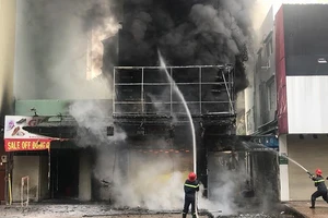 Giải cứu thai phụ kẹt trong đám cháy ở quận 5, TP.HCM